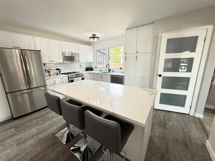 Property Photo: 23 Gleneagles Road MB R2J 2Y1