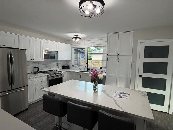Photo de la propriété: 23 Gleneagles Road MB R2J 2Y1