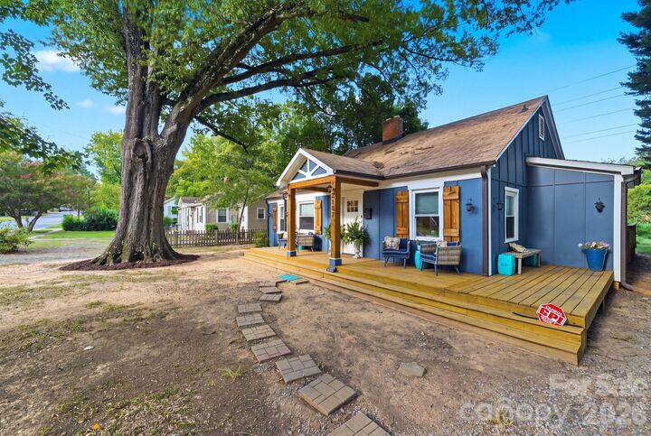 Property Photo:  2137 Highland Street  NC 28208 