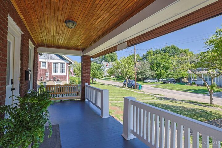Property Photo: 2555 Ridgeland Place OH 45212