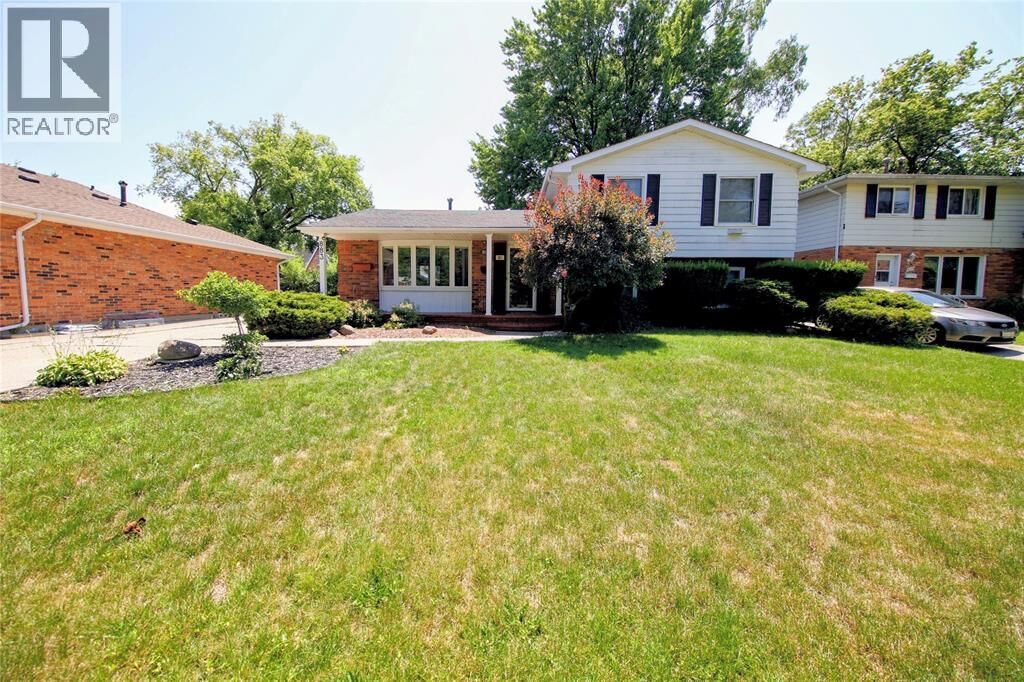 Property Photo:  883 Assiniboine Crescent  ON N7T 7N7 
