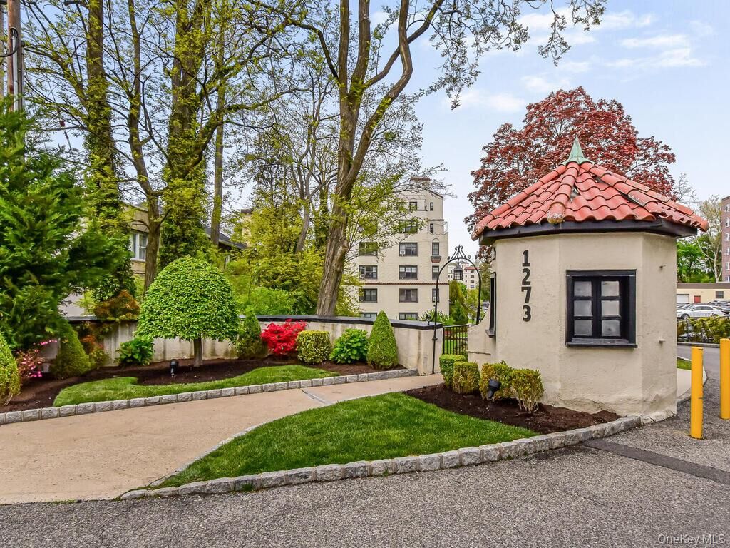 Property Photo: 1273 North Avenue 2E, Entry 7 NY 10804