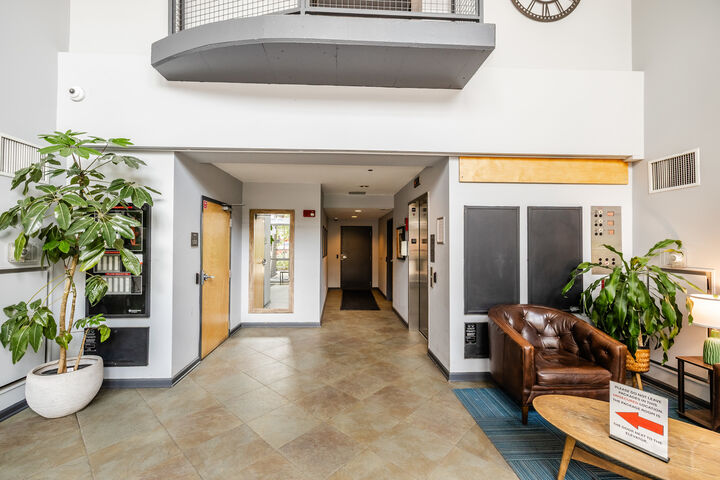 Property Photo:  1122 W Catalpa Avenue 616  IL 60640 