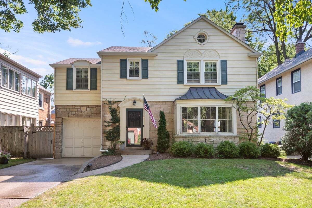 Property Photo: 2755 Lawndale Avenue IL 60201
