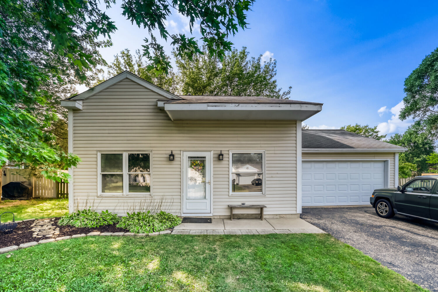 Property Photo: 800 Newport Drive IL 60042