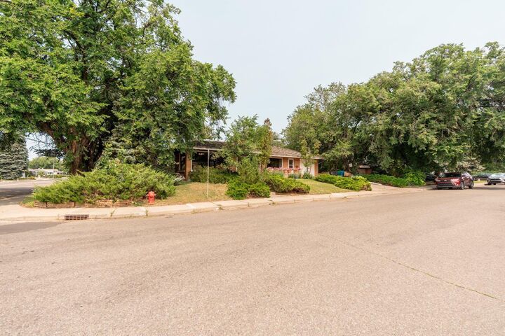 Property Photo:  1301 15 Avenue S  AB T1K 0W4 