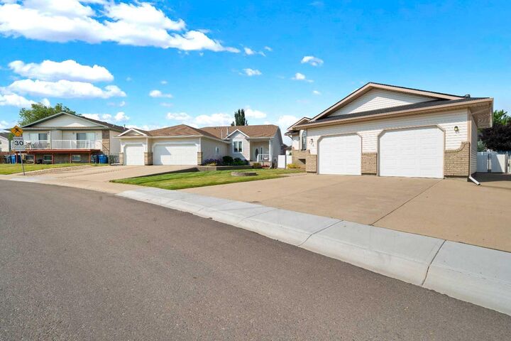 Property Photo:  175 Stanfield Way SE  AB T1B 4J5 