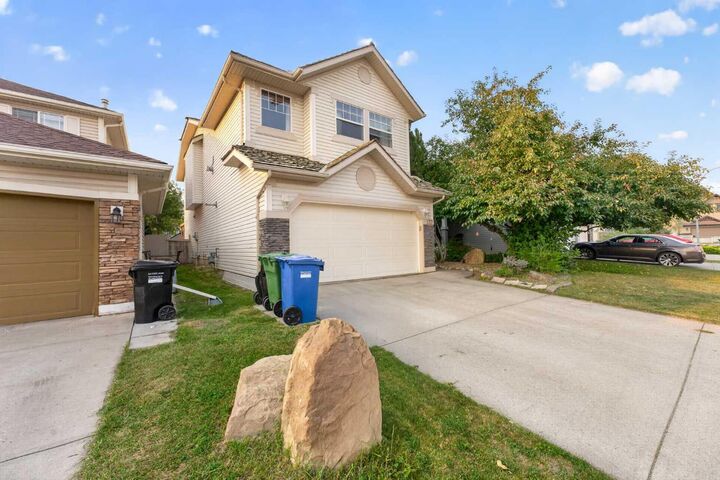 Property Photo: 137 Douglas Glen Manor SE AB T2Z 3Y5