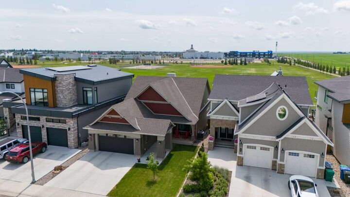 Property Photo:  1060 Caledonia Place W  AB T1J 5W1 
