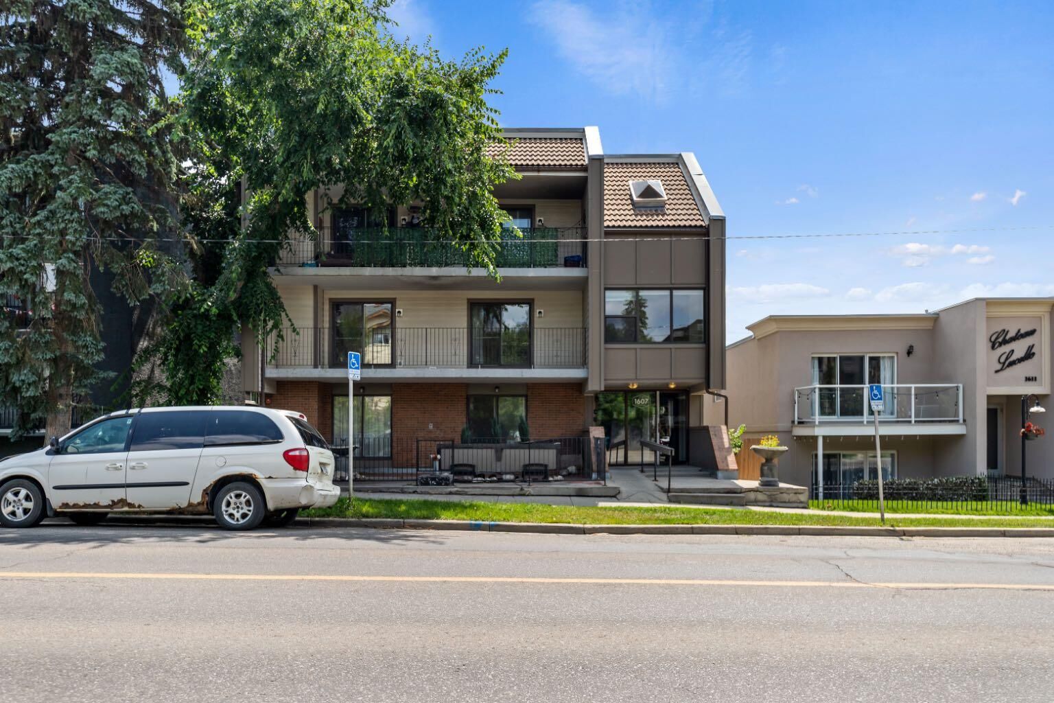 Property Photo: 1607 26 Avenue SW 4 AB T2T 1C7
