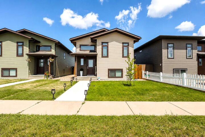 1614 2 Avenue E — photo 1