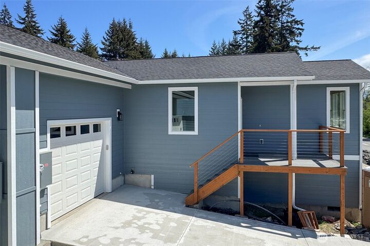 Property Photo:  1911 W 10th St  WA 98363 