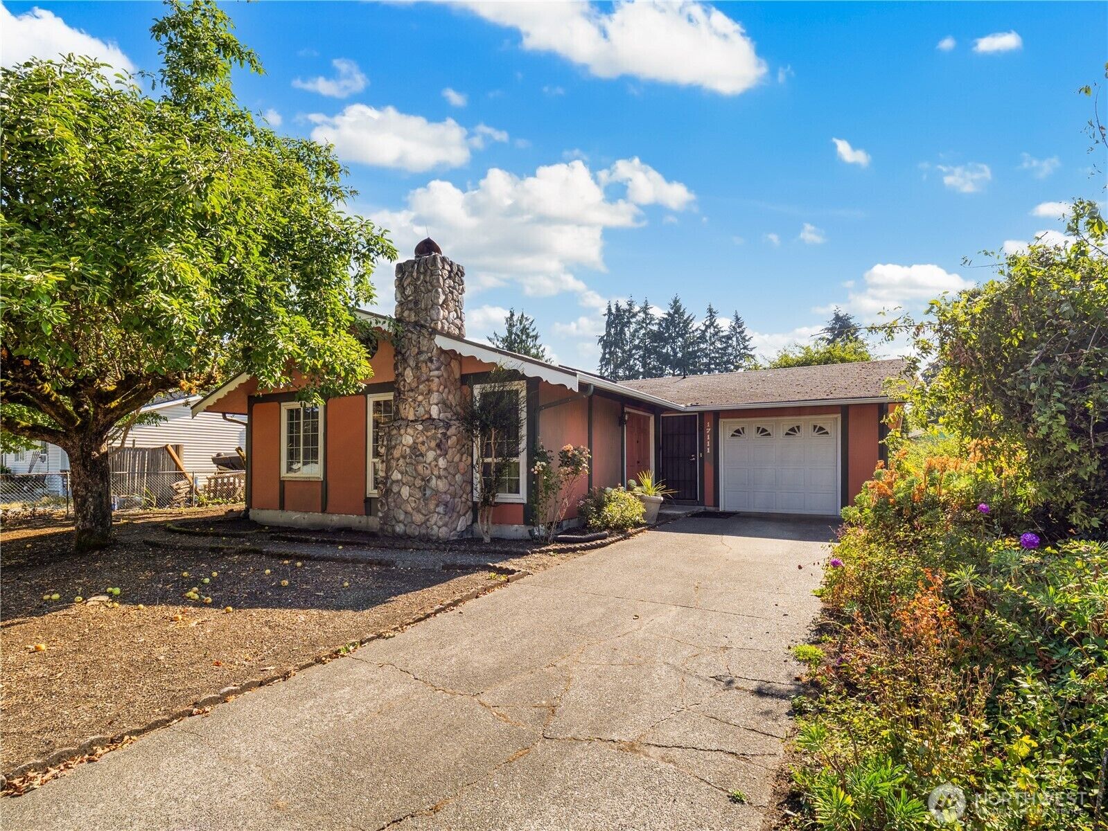 Property Photo: 17111 5th Avenue Ct E WA 98387