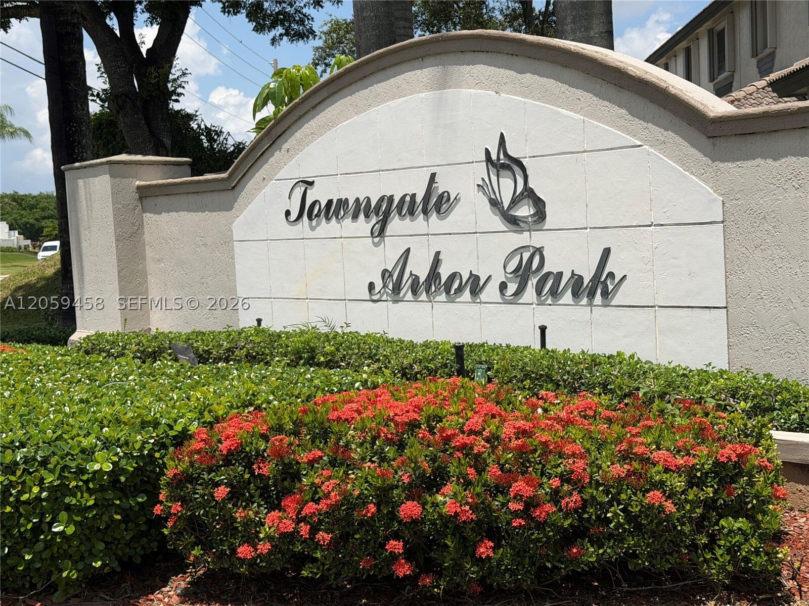 Property Photo: 2362 SE 19th Ct FL 33035