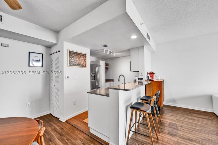 Property Photo:  275 NE 18th St 1809  FL 33132 