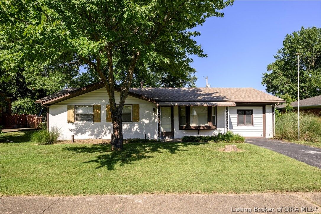 Property Photo:  1120 Spicewood Drive  IN 47129 