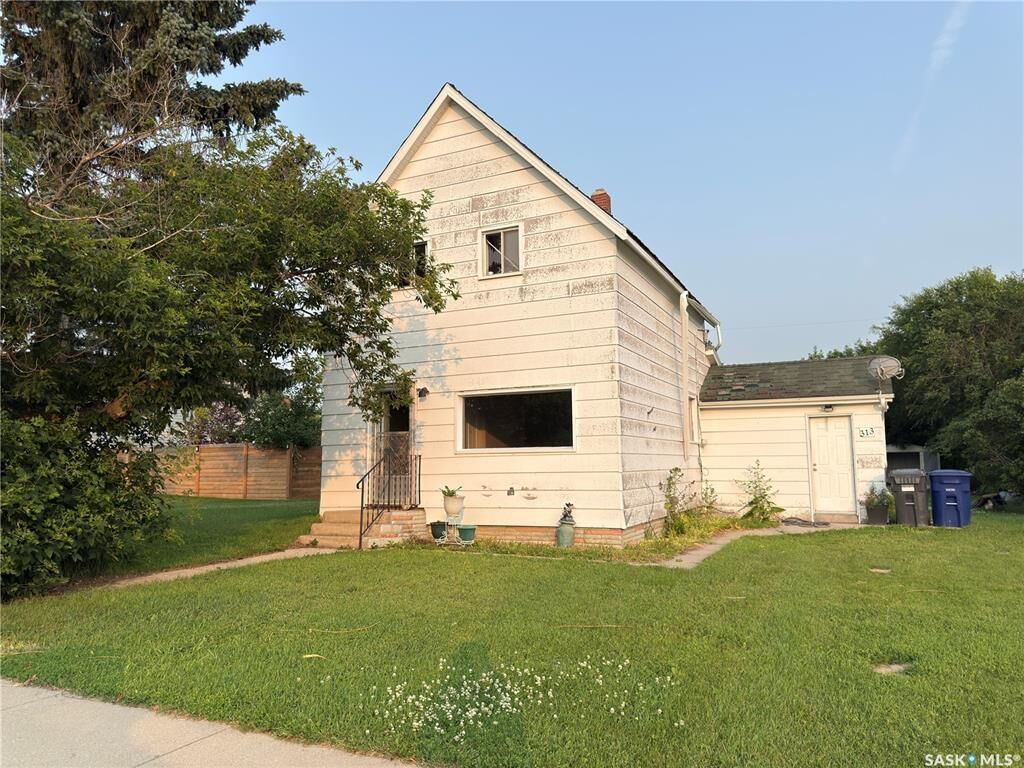 Property Photo:  313 Grant Avenue  SK S0G 2E0 