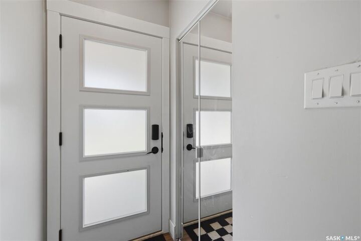 Property Photo:  2321 McKinnon Avenue S  SK S7N 1N7 