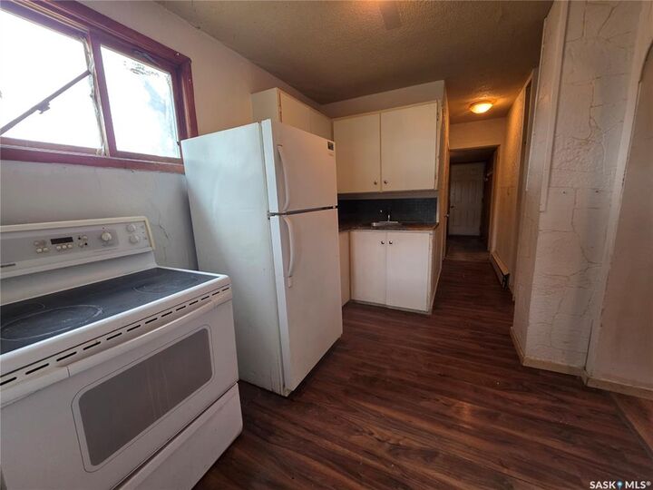 Property Photo:  927 North Railway Street E  SK S9H 1E4 