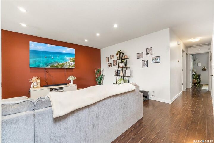 Property Photo:  112 Tremaine Avenue  SK S4R 6S4 