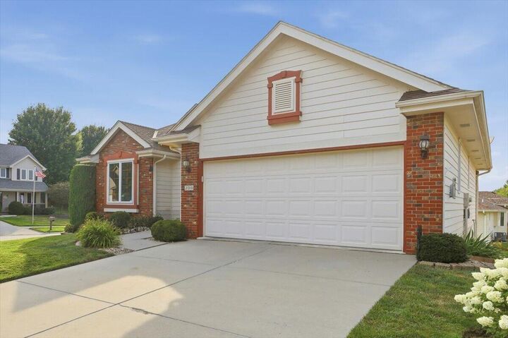 Property Photo:  200 Winchester  Circle  IA 51503 