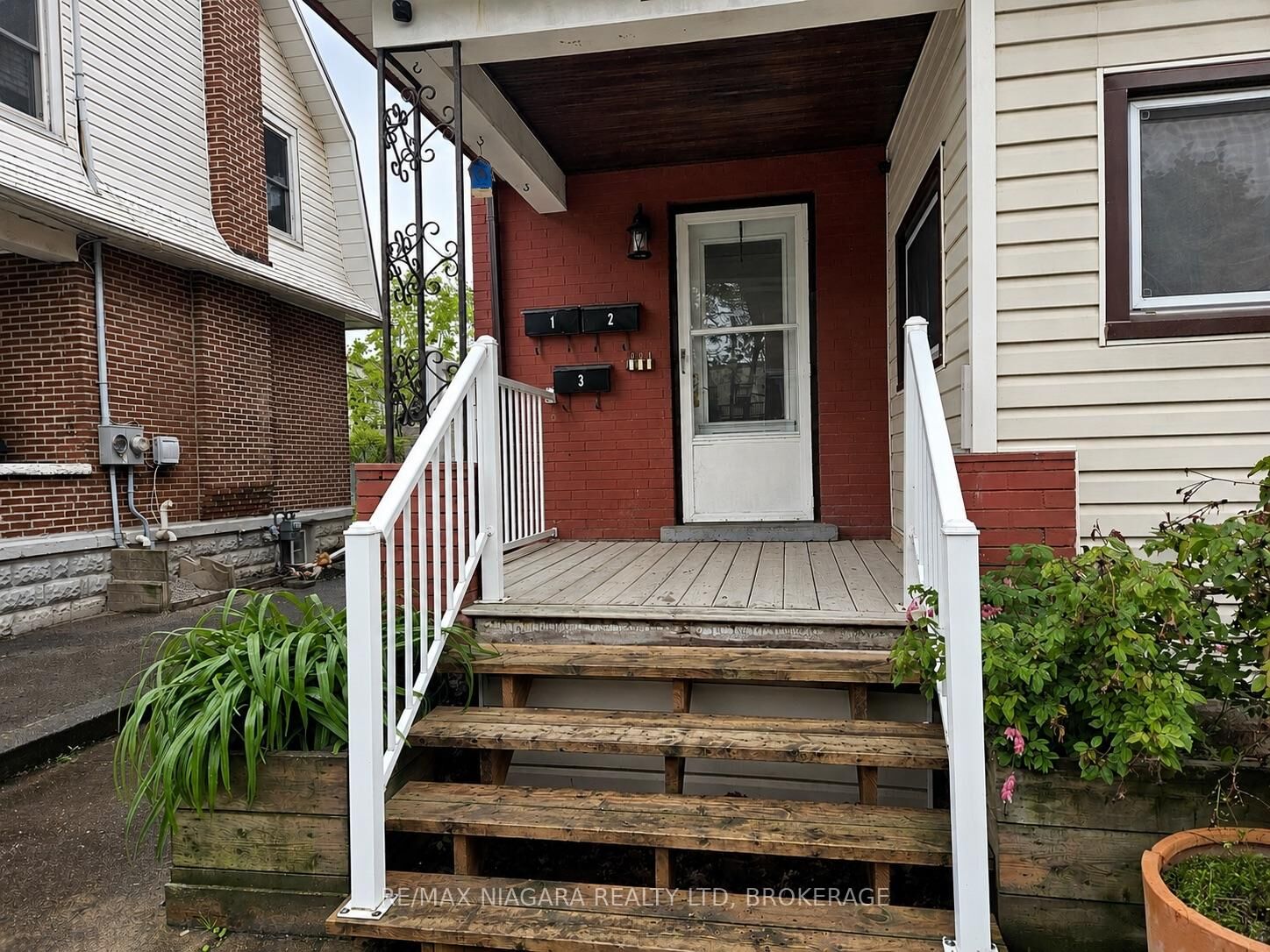 Property Photo: 23 Avenue Place 3 ON L3B 4B2