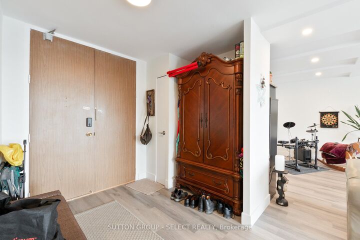 Property Photo:  380 King Street 1207  ON N6B 3L6 