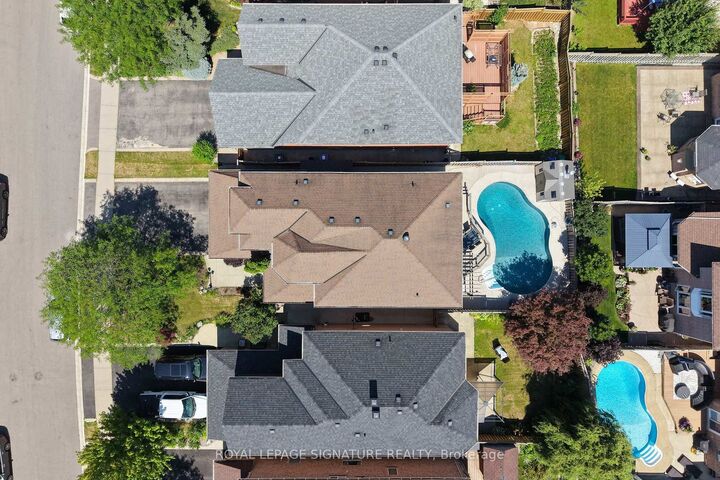 Property Photo: 79 Twin Willow Crescent E ON L7A 1K2