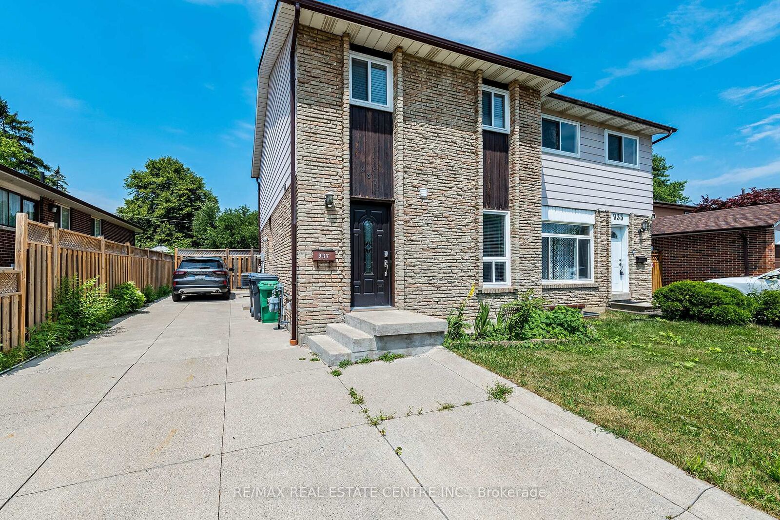 Property Photo:  937 Blairholm Avenue Upper  ON L5C 1G5 