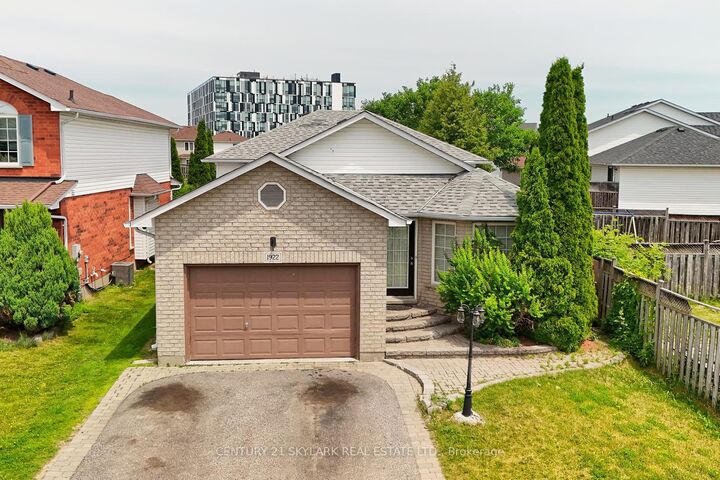 1922 Dalhousie Crescent — photo 1