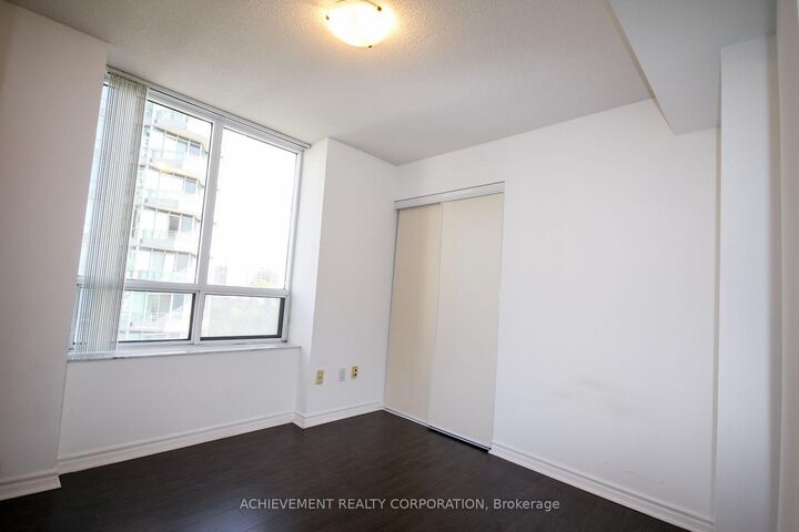 Property Photo:  18 Sommerset Way 1016  ON M2N 6X5 