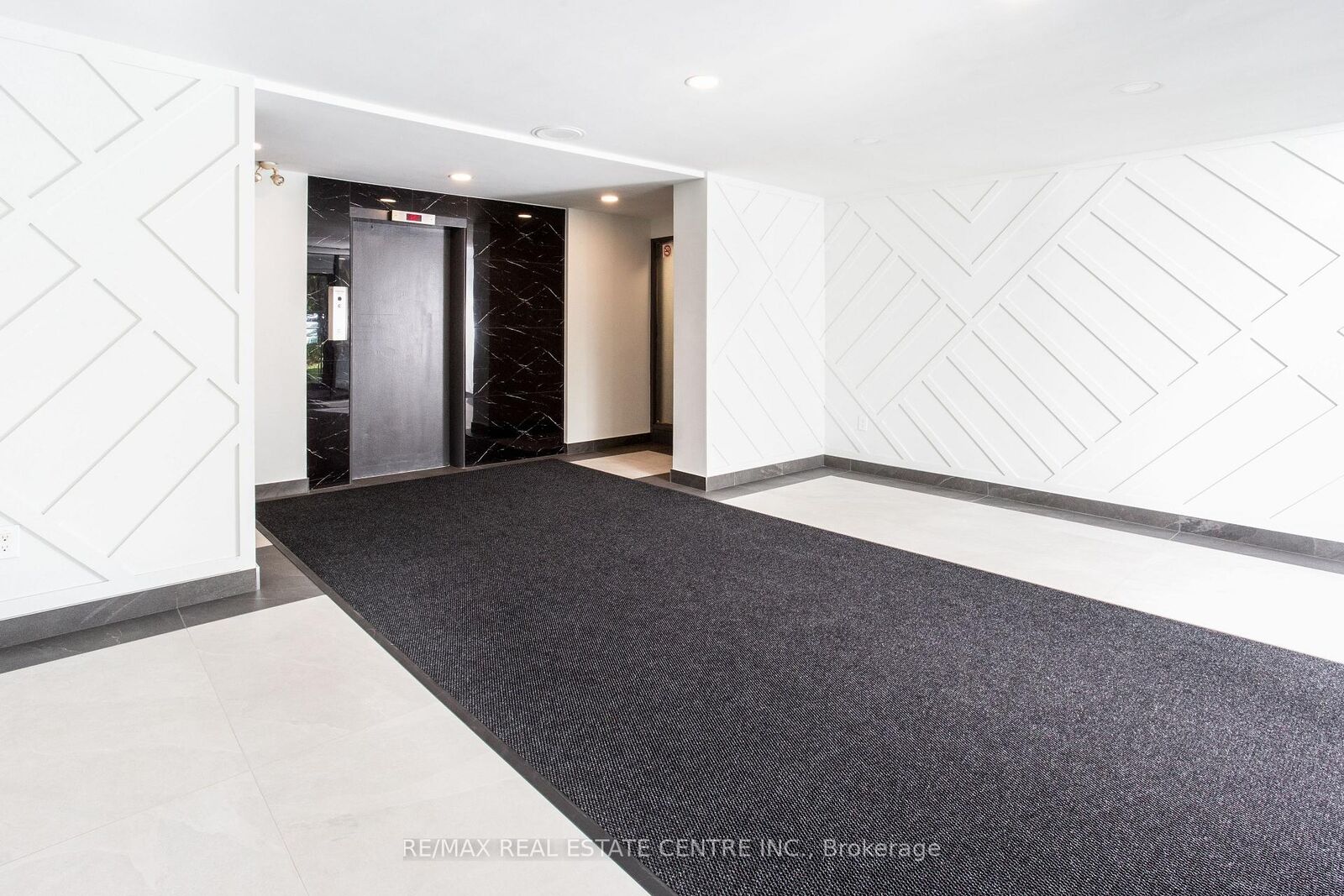 Property Photo: 5 Hill Heights Road 507 ON M8Y 1Y9