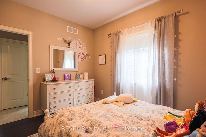 Property Photo:  15 Willowbrook Drive  ON L3C 0G1 