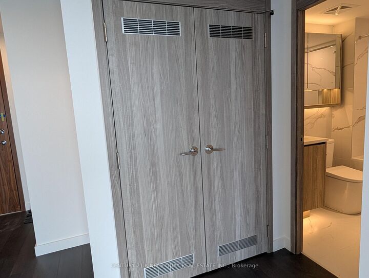 Property Photo:  68 Esther Shiner Boulevard 1809  ON M2K 0J6 