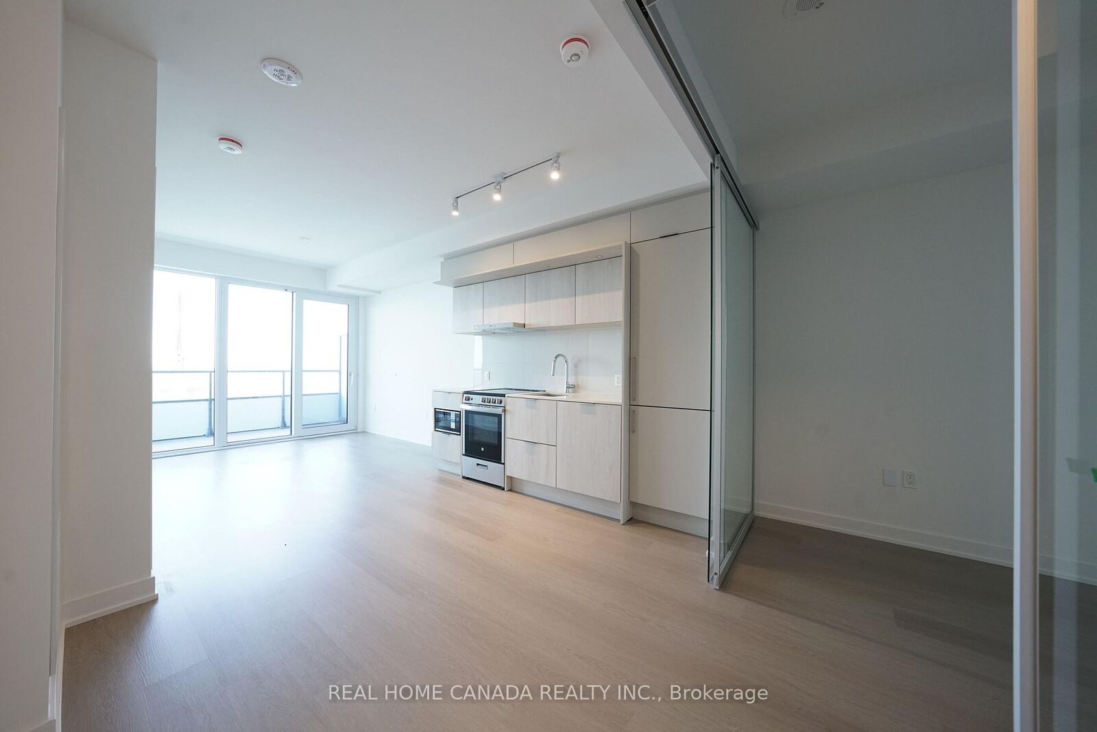 Property Photo:  448 Burnhamthorpe Road W 4712  ON L4W 2A6 