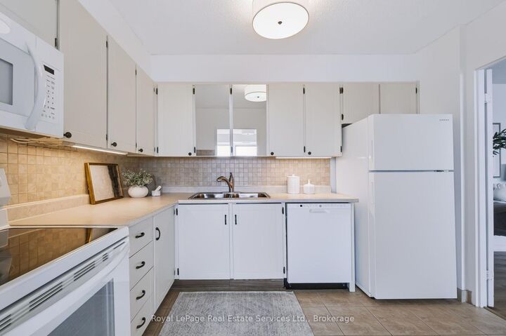 Property Photo:  1359 White Oaks Boulevard 1702  ON L6H 2R8 