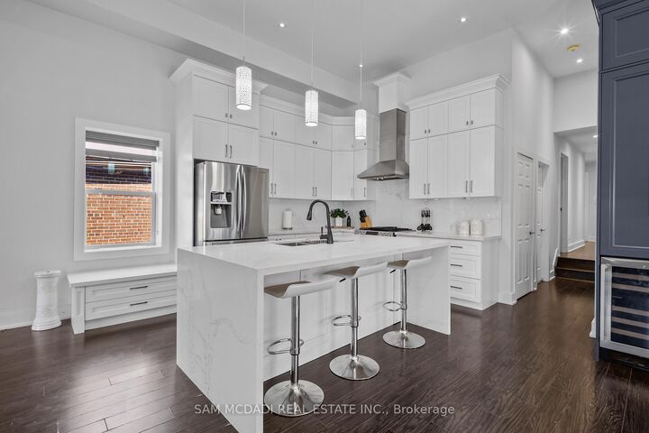 Property Photo: 30 Maple Avenue N ON L5H 2S1