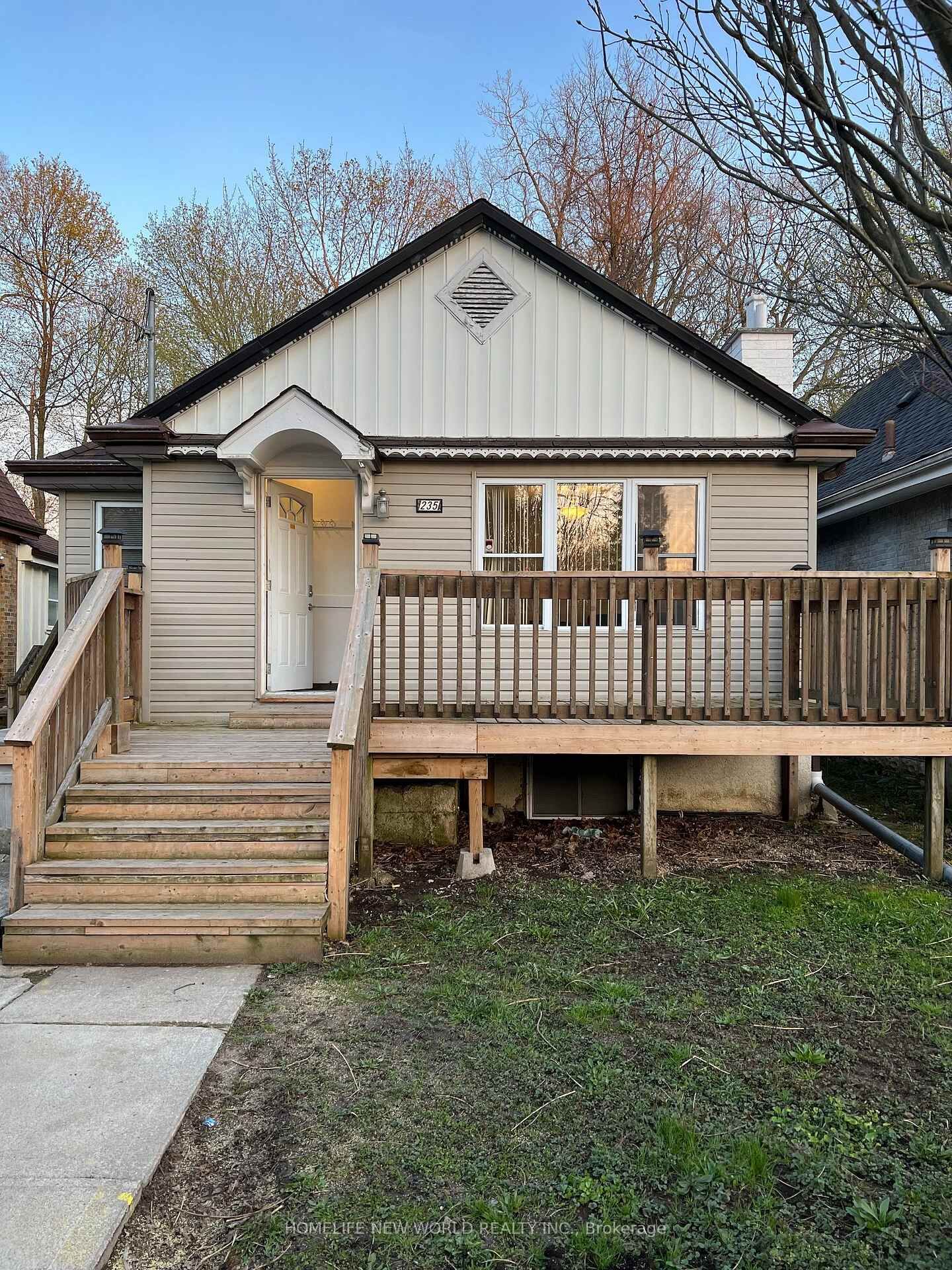 Property Photo:  235 Bernard Avenue Lower Level  ON M2K 1Z4 