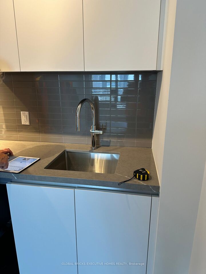 Property Photo:  4015 The Exchange N/A 1706  ON L5B 0N9 