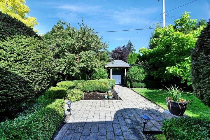Property Photo: 2065 Avondale Rd BC V8P 1V5