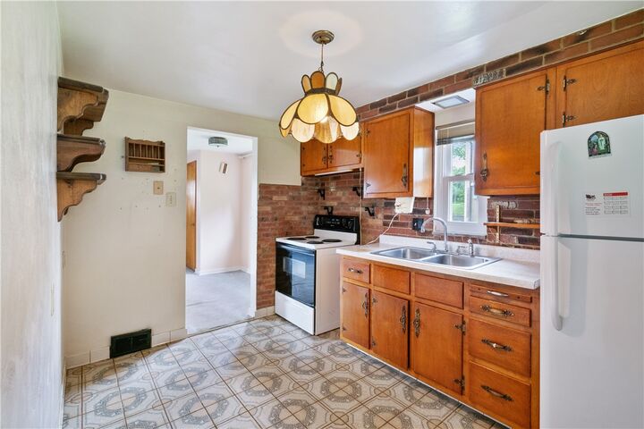 Property Photo:  109 Rosemont Dr  PA 15108 
