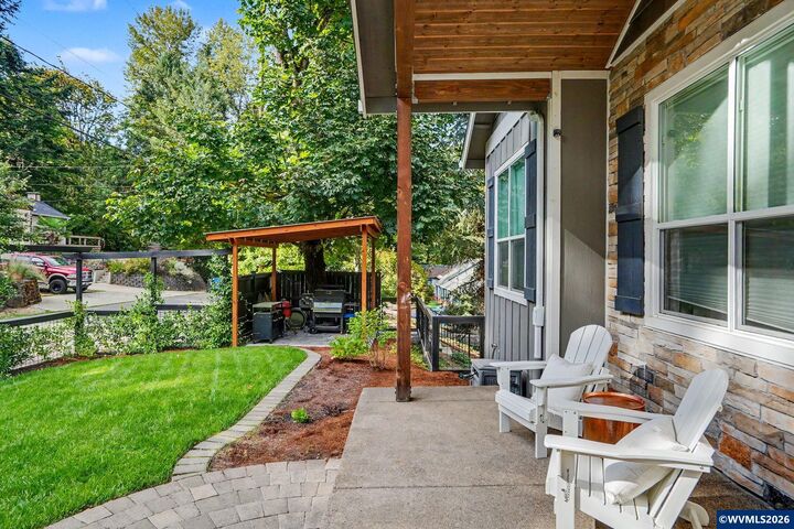 Property Photo: 734 Cascade Dr NW OR 97304