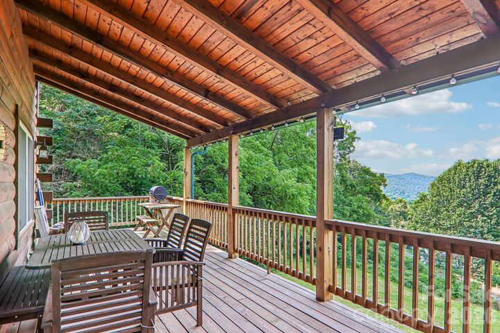 Property Photo:  1064 Point Of View Drive  NC 28785 