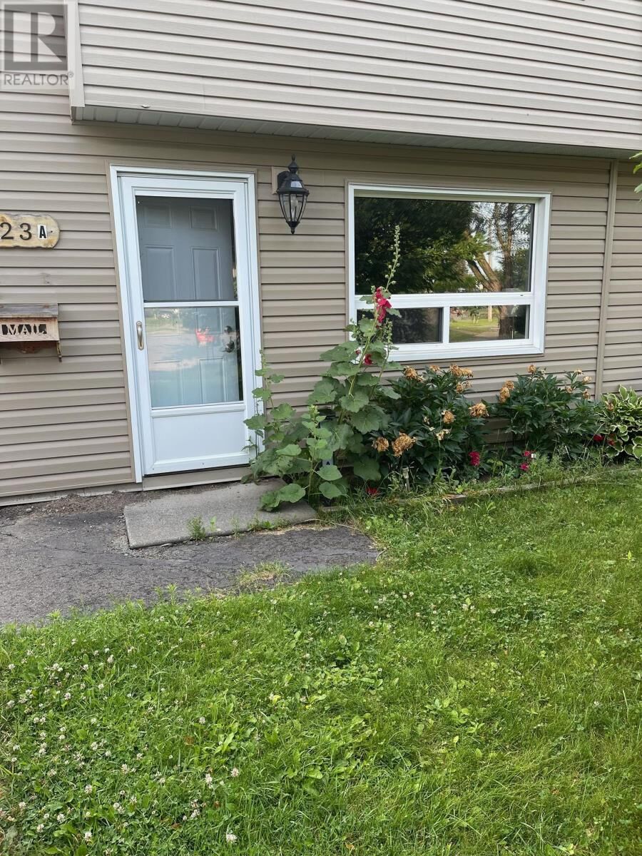 Property Photo:  323A Wentworth Cres  ON P7A 7S7 