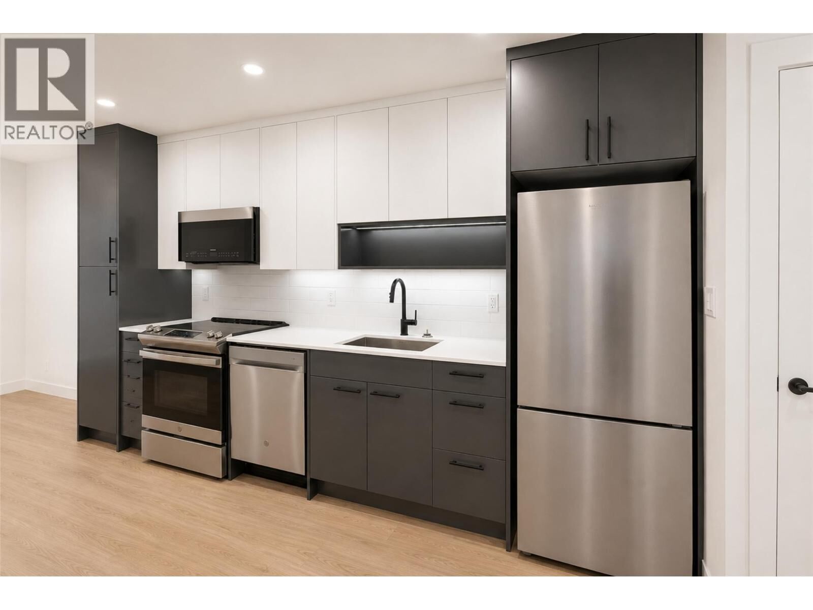 Property Photo: 1380 Pridham Avenue 310 BC V1Y 6B5