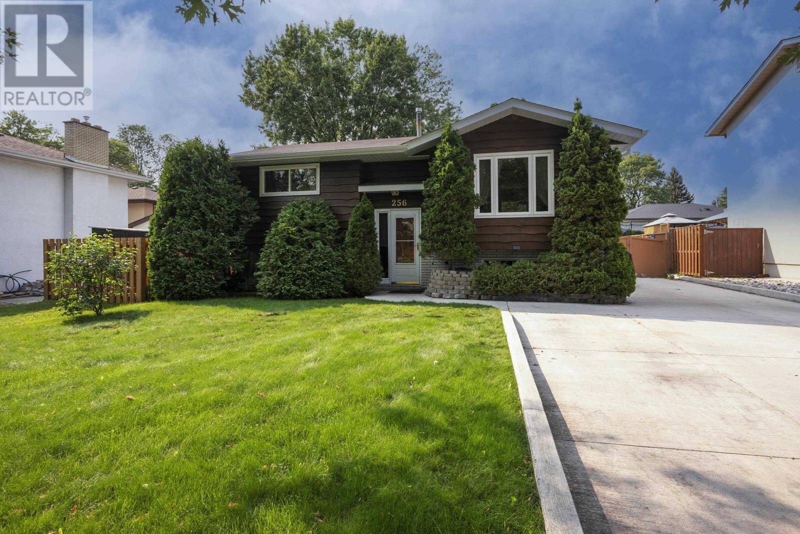 Property Photo: 256 Fairbanks Cres ON P7B 5L9