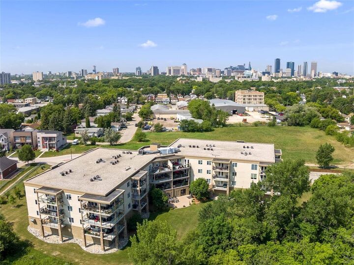 Property Photo: 450 Youville Street MB R2H 0E9