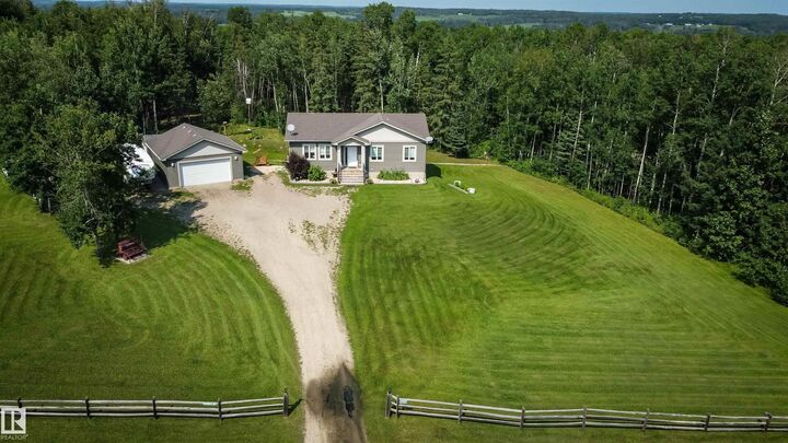 Property Photo:  55108 Rge Road 15 200  AB T0E 1V0 
