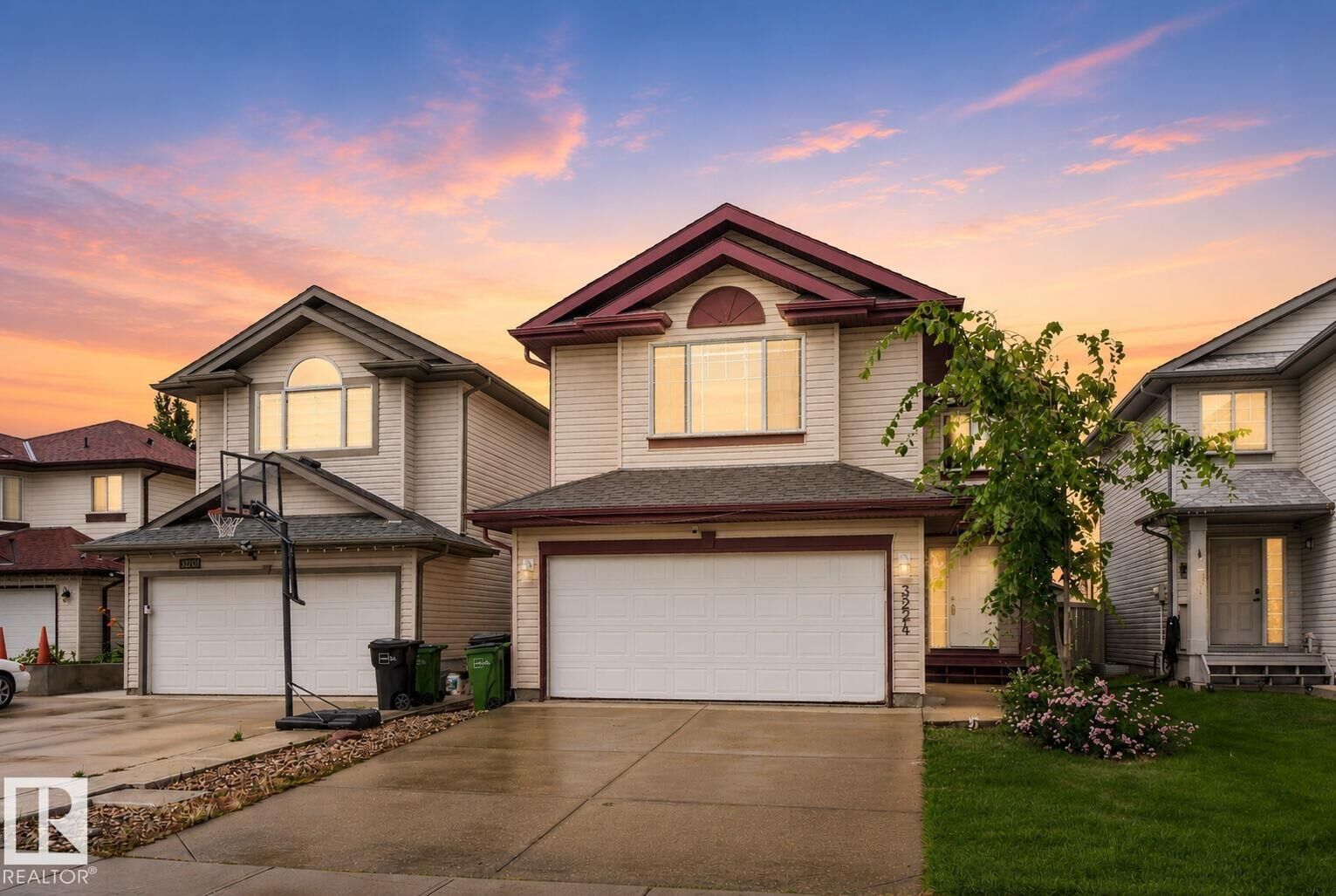Property Photo:  3224 26 Street NW  AB T6T 1Z3 
