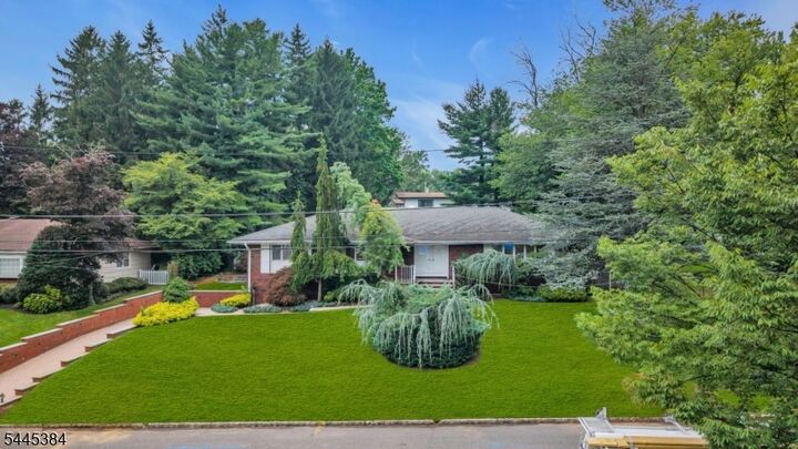 Property Photo:  7 Oak Rdg  NJ 07081 